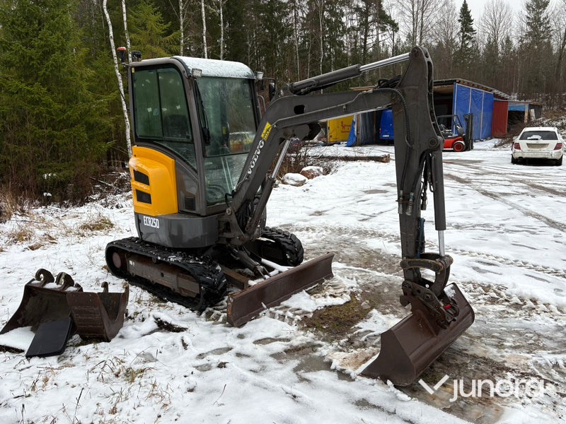 Grävmaskin - Volvo ECR25D, inkl. redskap