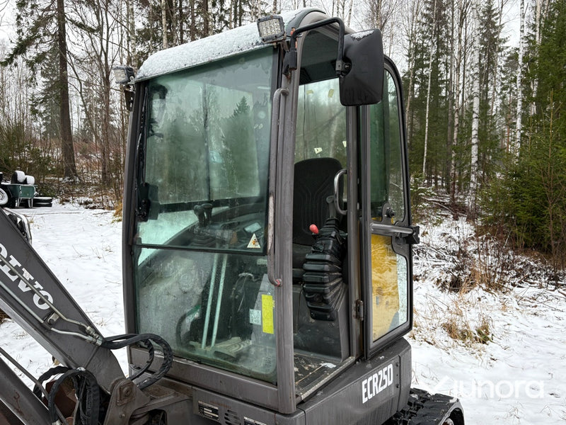 Grävmaskin - Volvo ECR25D, inkl. redskap