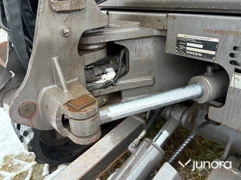 Grävmaskin - Volvo ECR25D, inkl. redskap