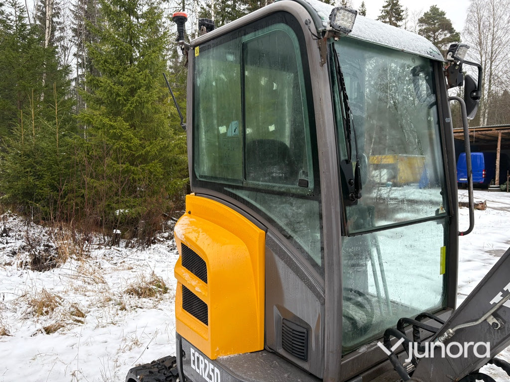 Grävmaskin + Redskap - Volvo, ECR25D