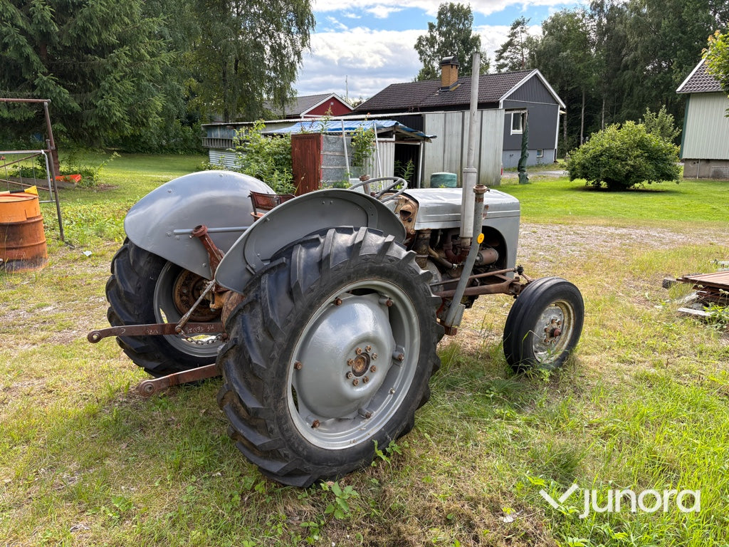 Traktor - Grålle - Massey Ferguson TE-D20