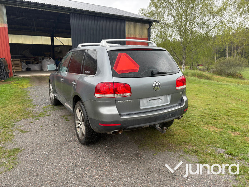 EPA / A-Traktor Volkswagen Touareg V8