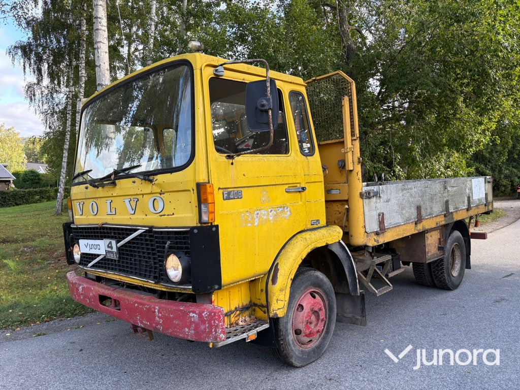 Flakbil Volvo F408 med kran