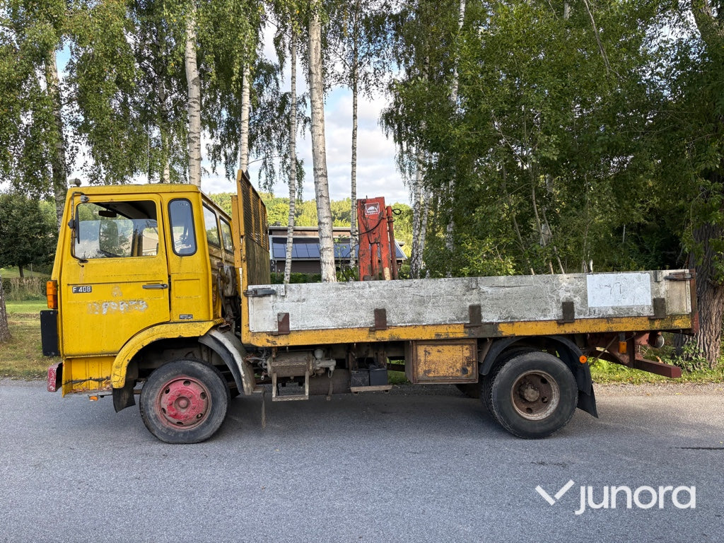 Flakbil Volvo F408 med kran