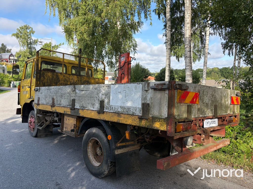 Flakbil Volvo F408 med kran
