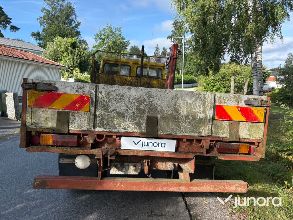 Flakbil Volvo F408 med kran