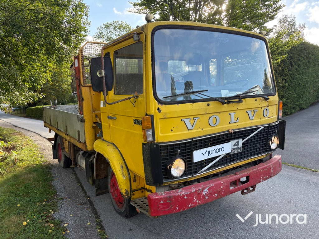 Flakbil Volvo F408 med kran
