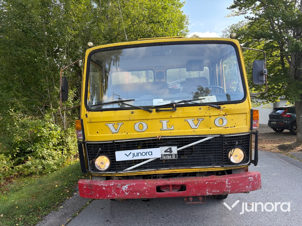 Flakbil Volvo F408 med kran