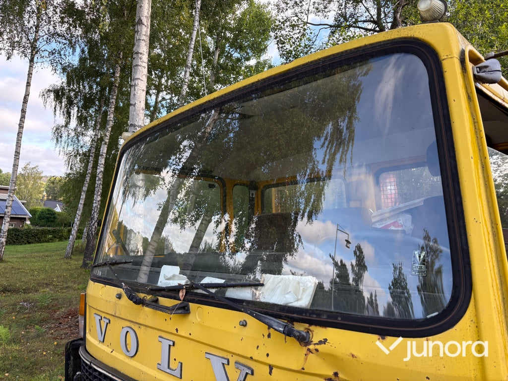 Flakbil Volvo F408 med kran