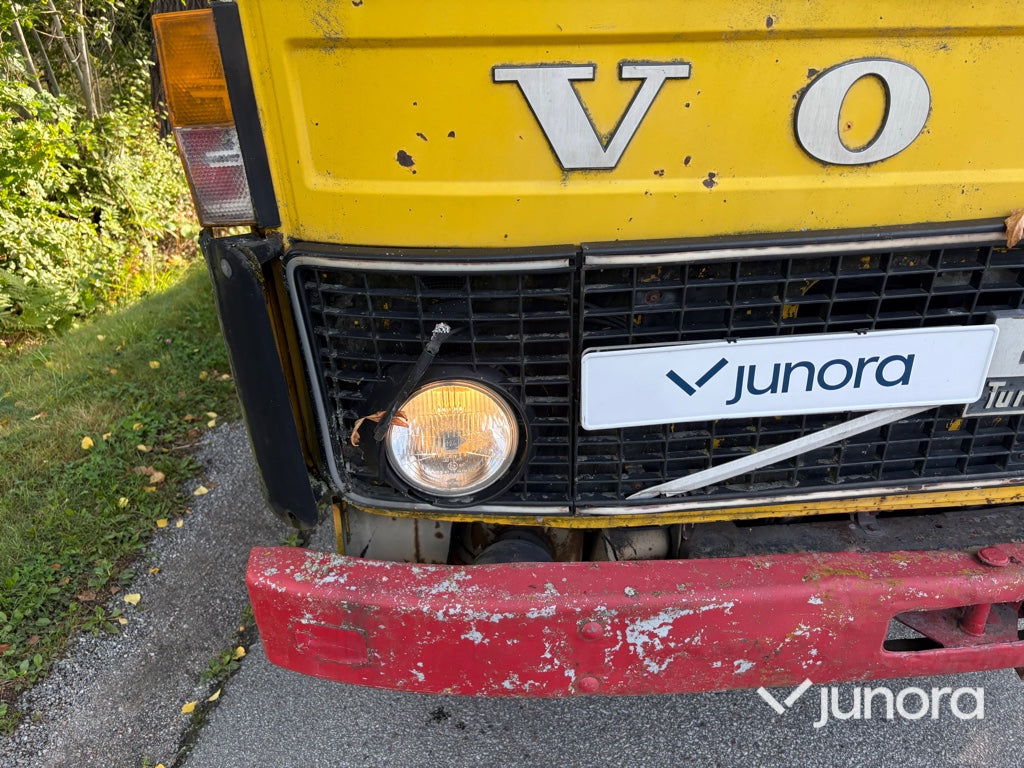Flakbil Volvo F408 med kran