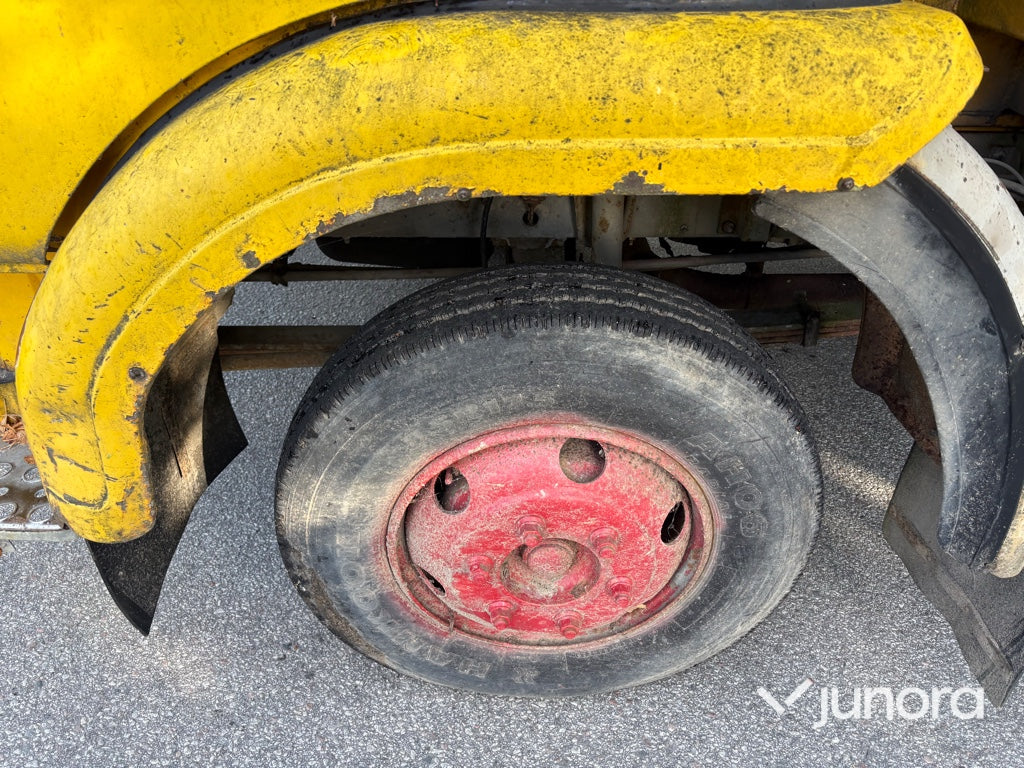 Flakbil Volvo F408 med kran