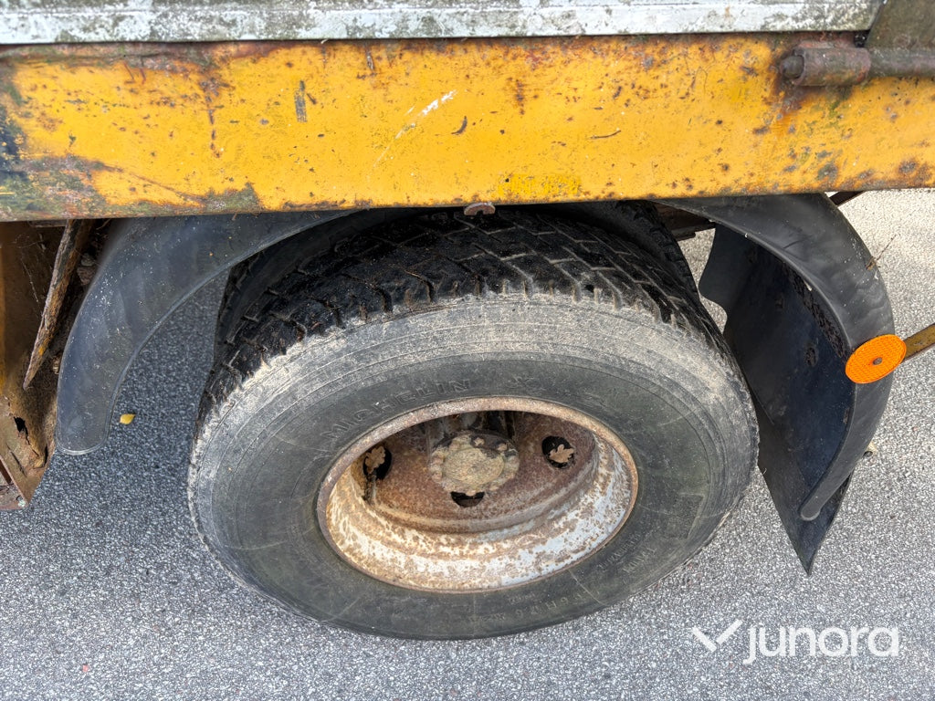 Flakbil Volvo F408 med kran
