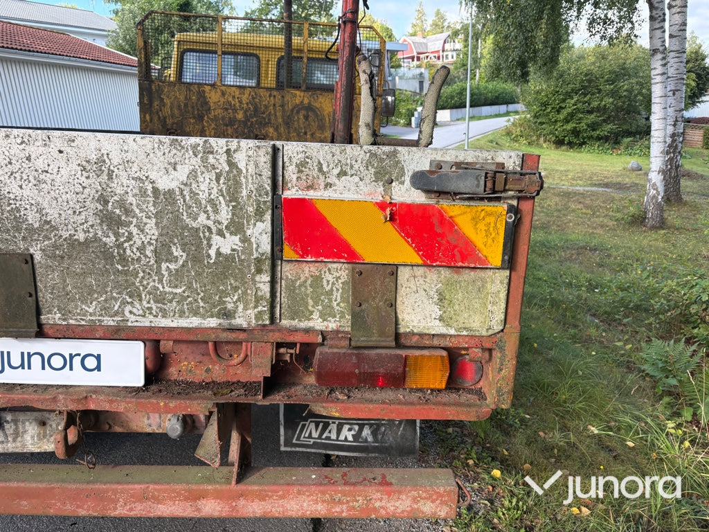 Flakbil Volvo F408 med kran