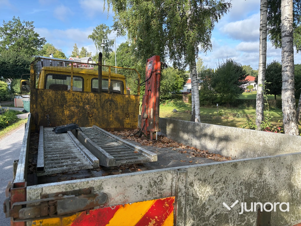 Flakbil Volvo F408 med kran