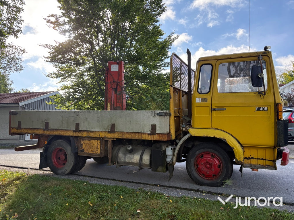Flakbil Volvo F408 med kran
