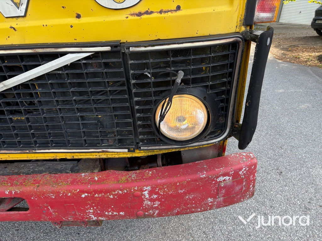 Flakbil Volvo F408 med kran