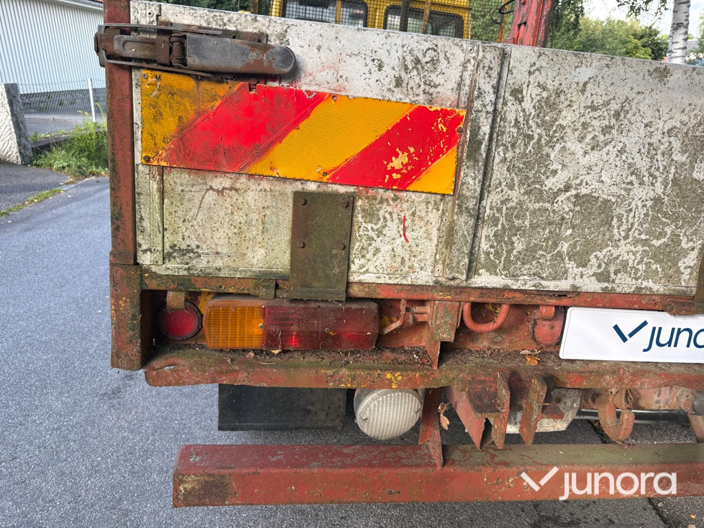 Flakbil Volvo F408 med kran