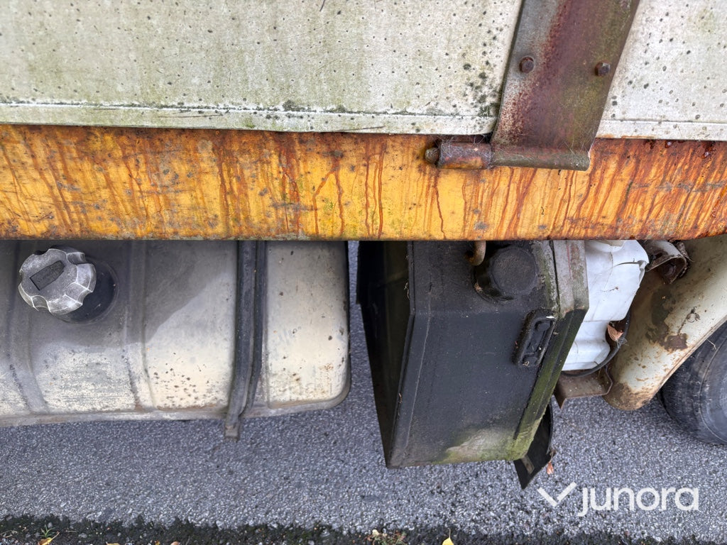 Flakbil Volvo F408 med kran