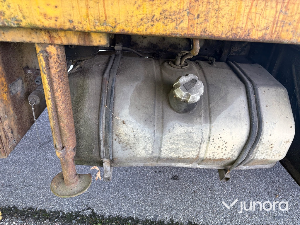 Flakbil Volvo F408 med kran
