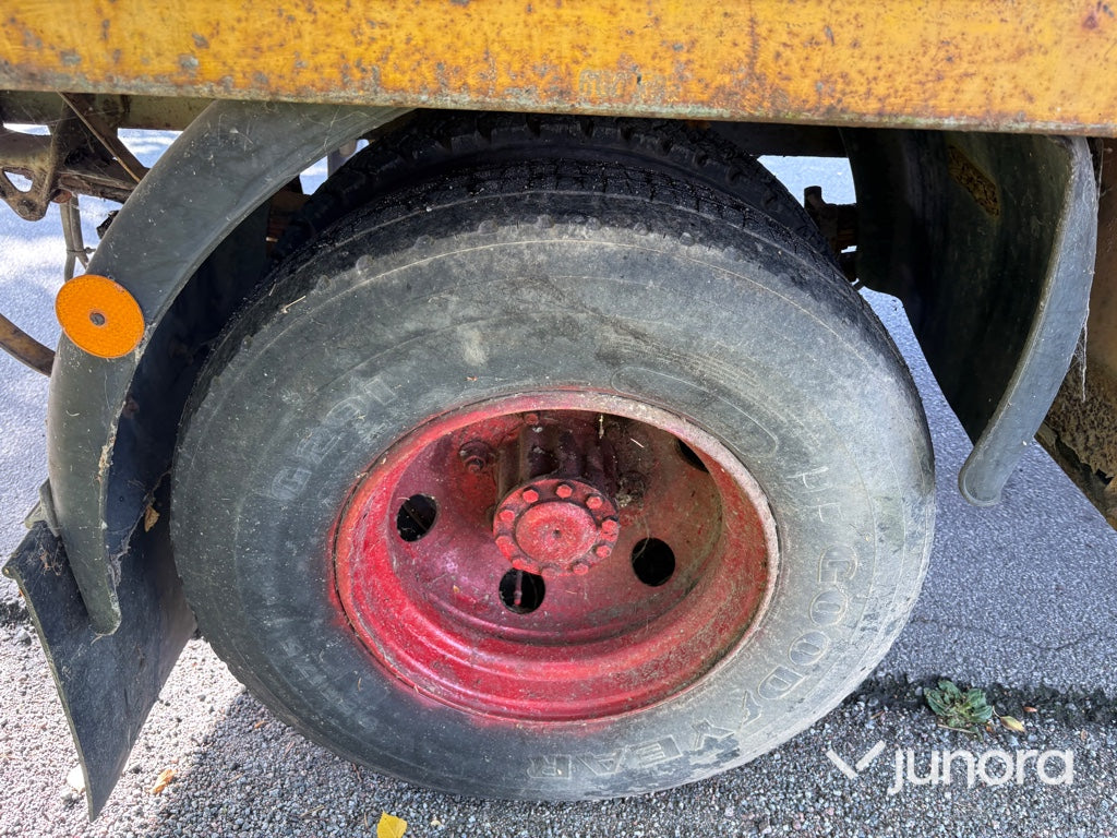 Flakbil Volvo F408 med kran