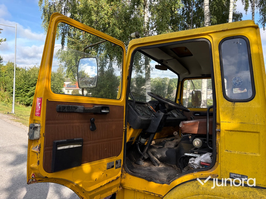 Flakbil Volvo F408 med kran