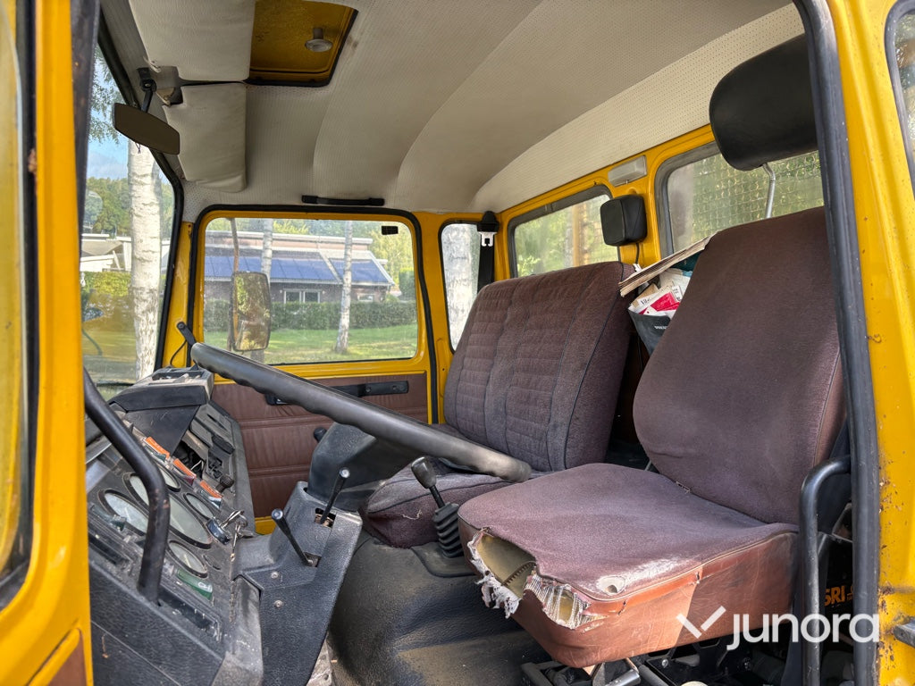 Flakbil Volvo F408 med kran