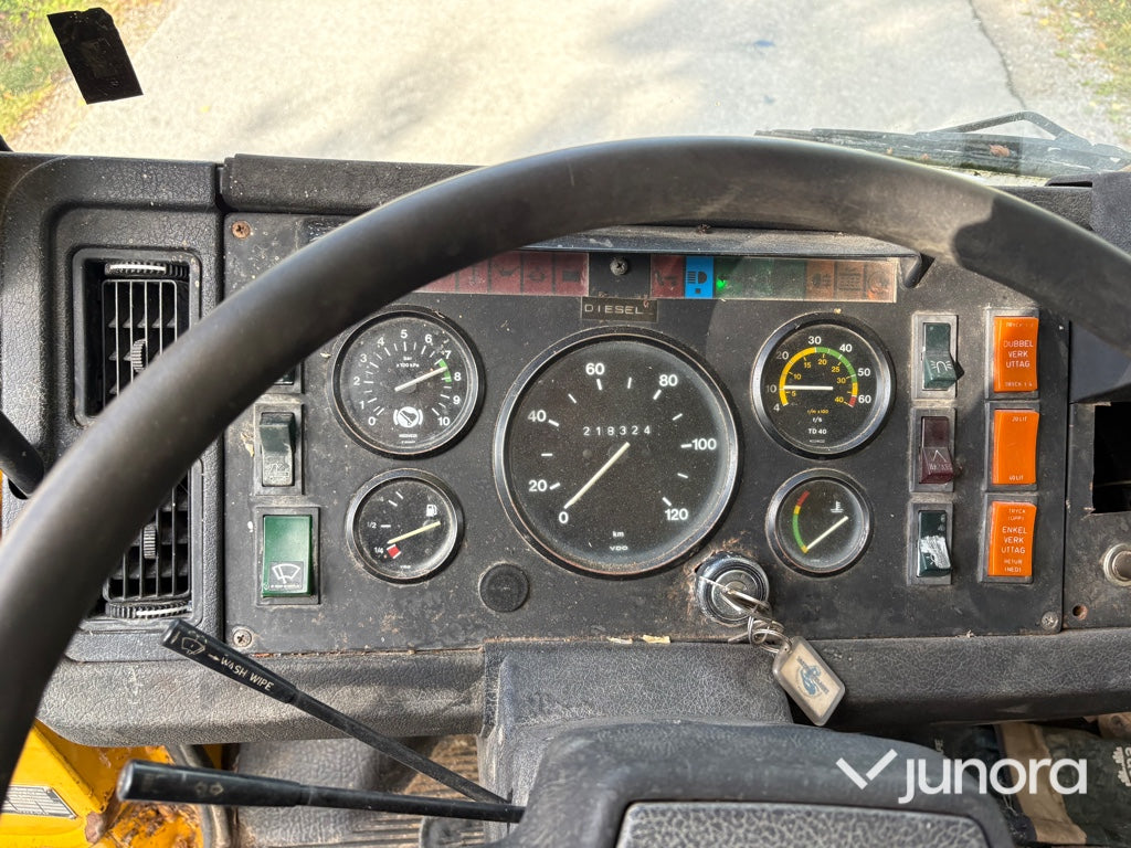 Flakbil Volvo F408 med kran