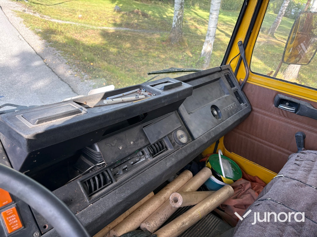 Flakbil Volvo F408 med kran