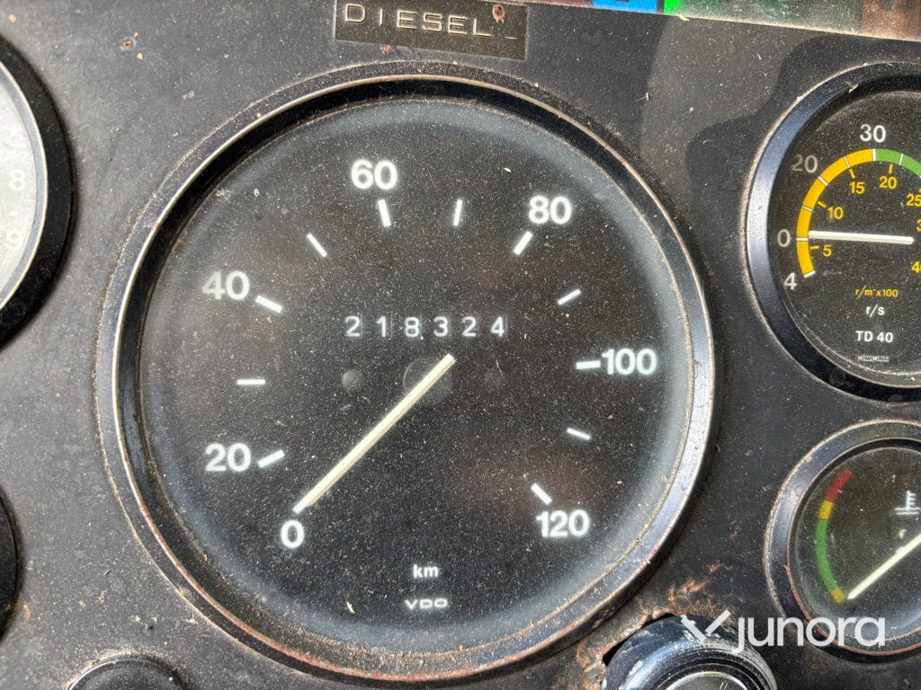 Flakbil Volvo F408 med kran