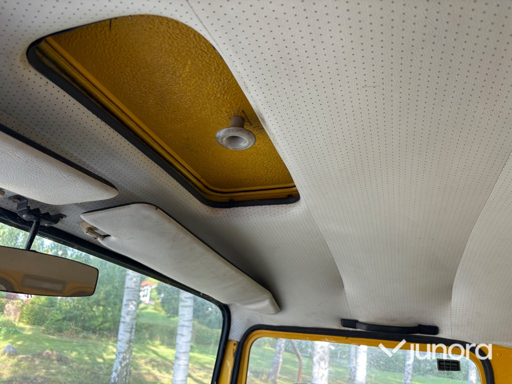 Flakbil Volvo F408 med kran