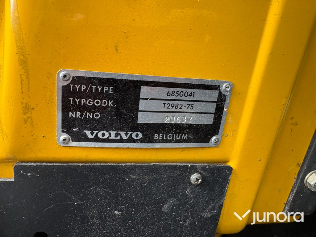 Flakbil Volvo F408 med kran