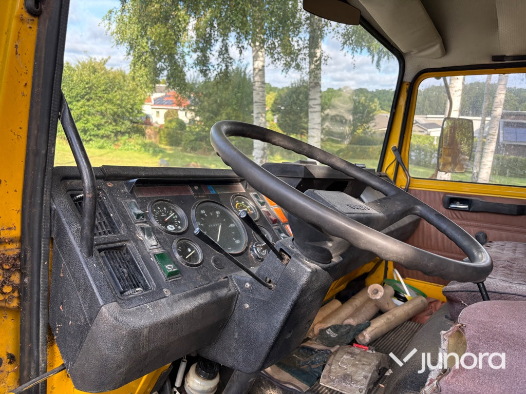 Flakbil Volvo F408 med kran