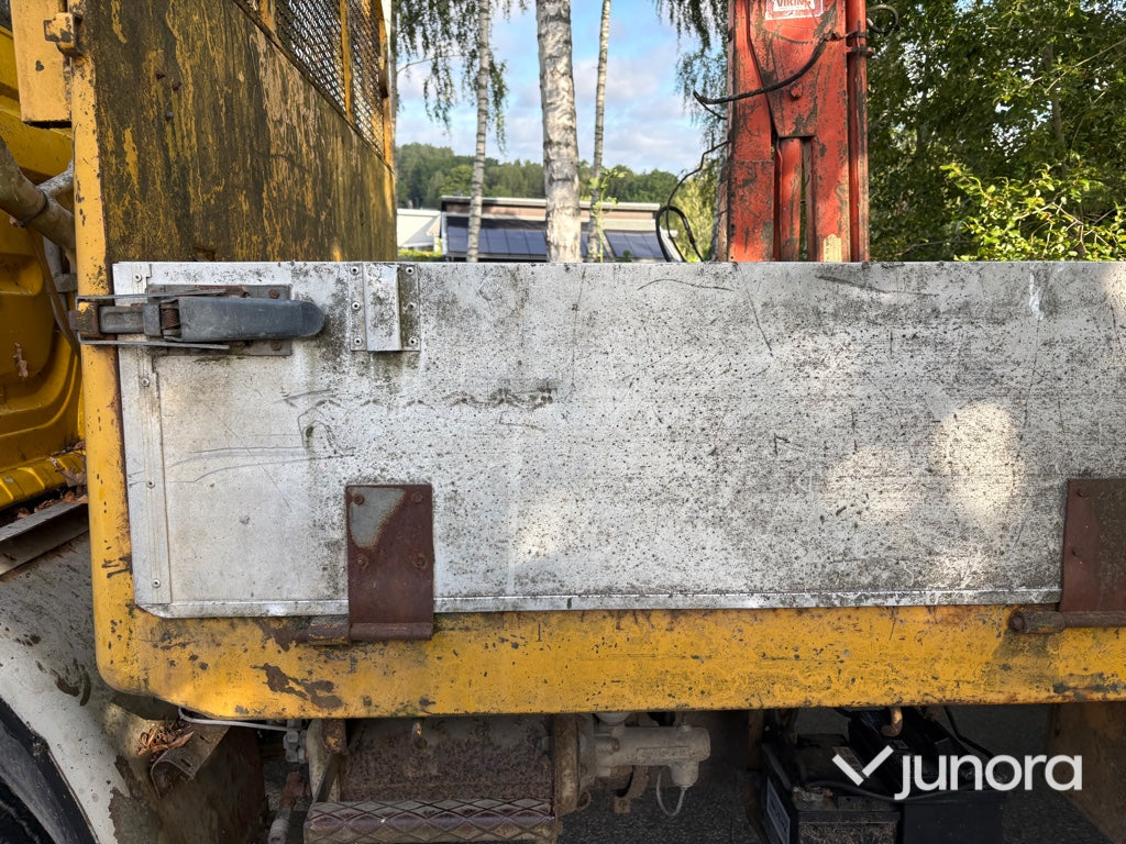 Flakbil Volvo F408 med kran