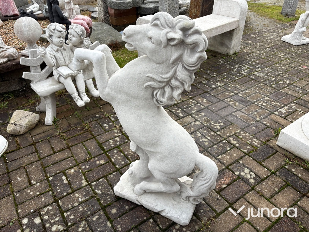 Skulptur – häst, gjuten i infärgad bruk