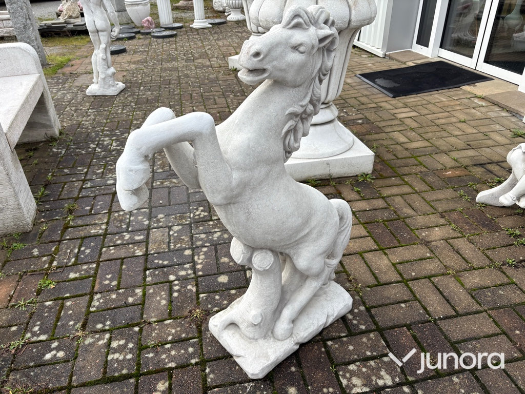 Skulptur – häst, gjuten i infärgad bruk