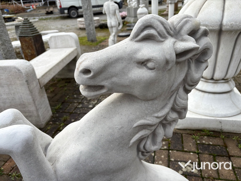 Skulptur – häst, gjuten i infärgad bruk