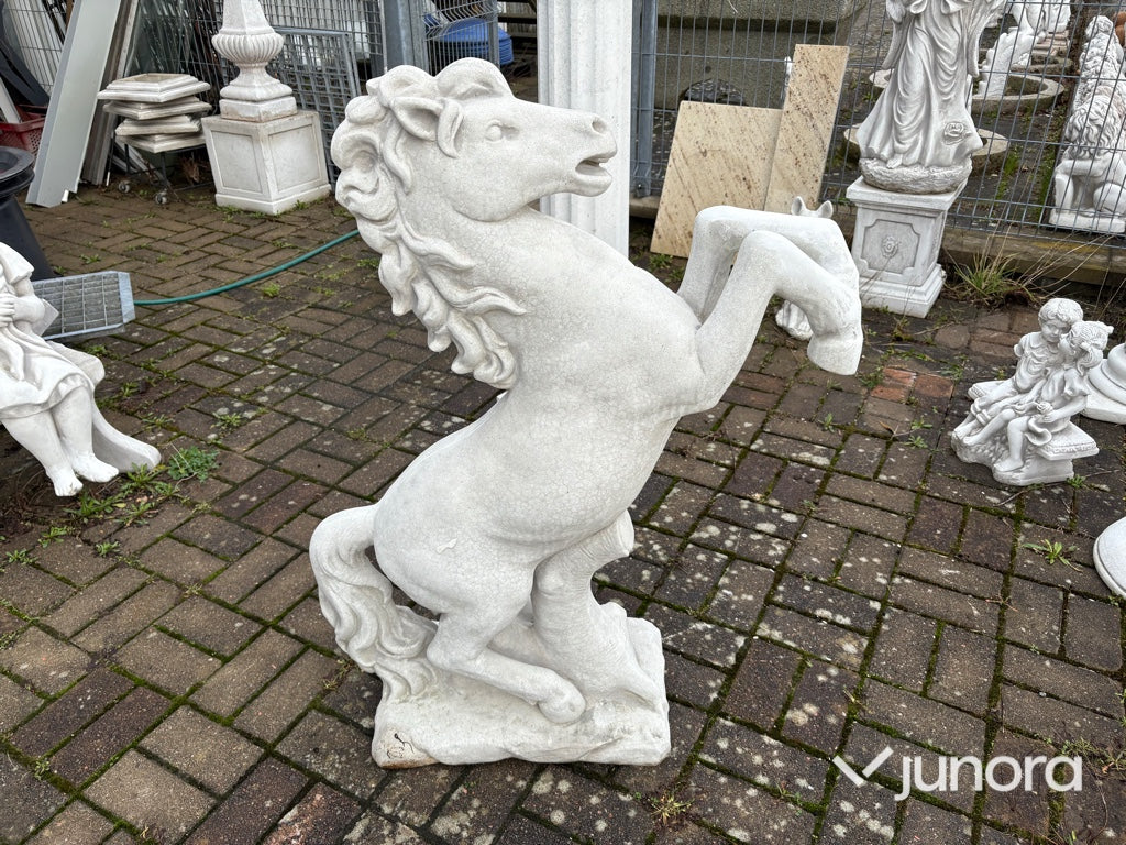 Skulptur – häst, gjuten i infärgad bruk
