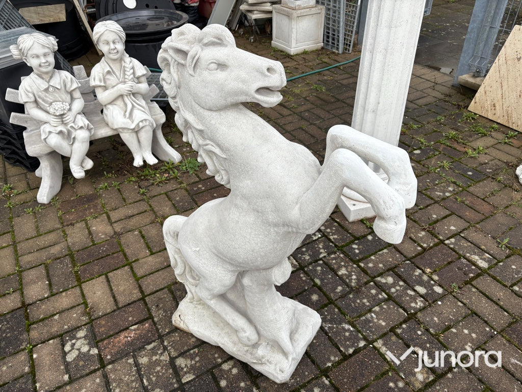 Skulptur – häst, gjuten i infärgad bruk