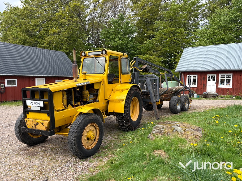 Traktor - Volvo BM 675 med Mowi 250 skogsvagn och kran
