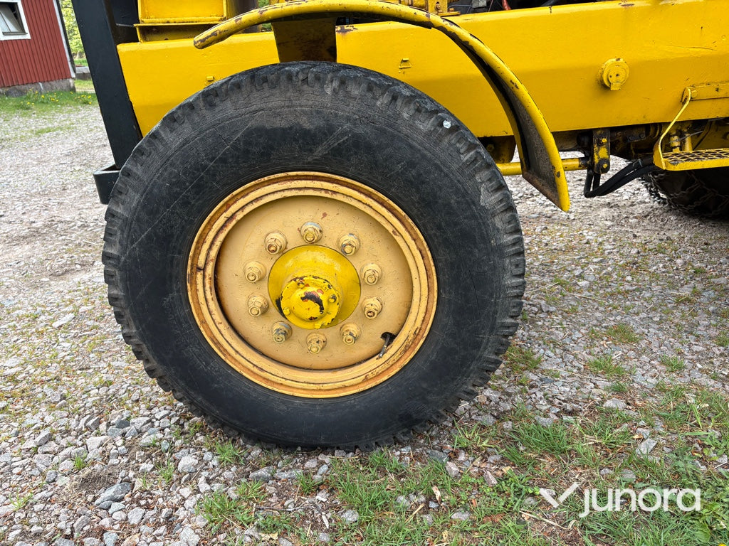 Traktor - Volvo BM 675 med Mowi 250 skogsvagn och kran