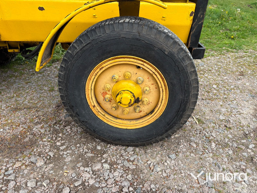 Traktor - Volvo BM 675 med Mowi 250 skogsvagn och kran