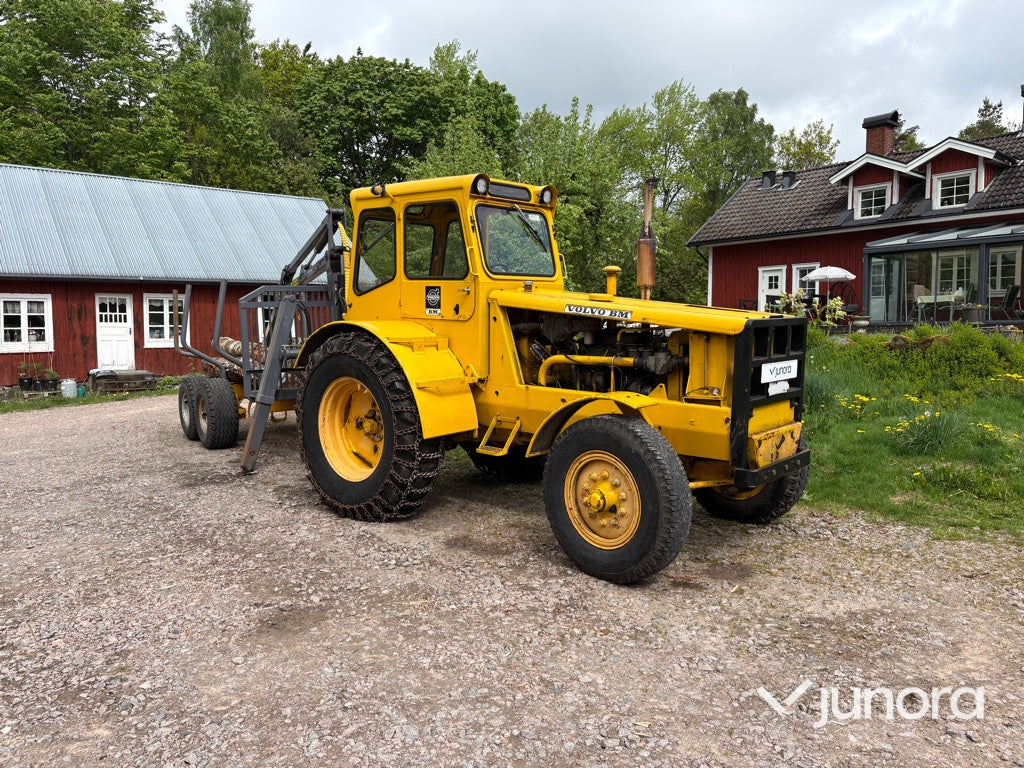 Traktor - Volvo BM 675 med Mowi 250 skogsvagn och kran