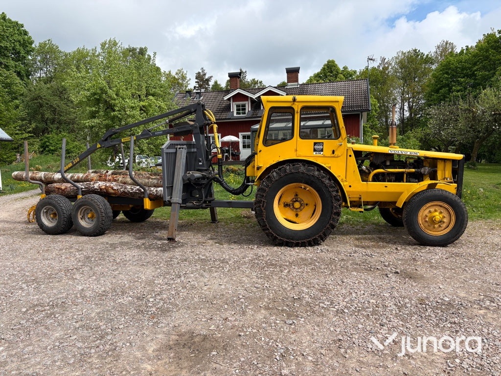 Traktor - Volvo BM 675 med Mowi 250 skogsvagn och kran