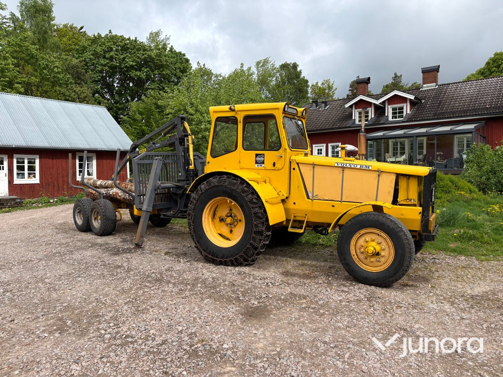 Traktor - Volvo BM 675 med Mowi 250 skogsvagn och kran
