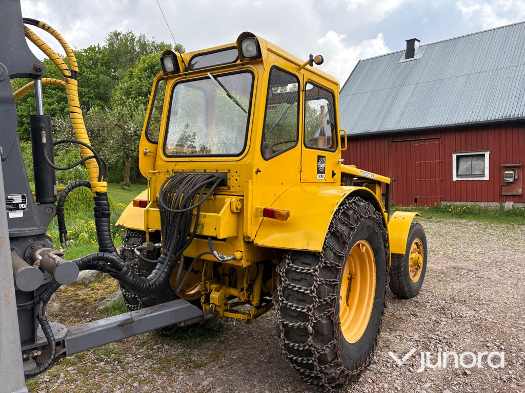Traktor - Volvo BM 675 med Mowi 250 skogsvagn och kran