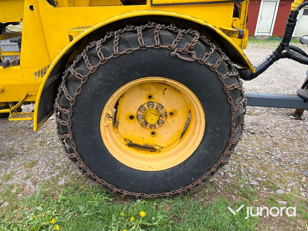 Traktor - Volvo BM 675 med Mowi 250 skogsvagn och kran