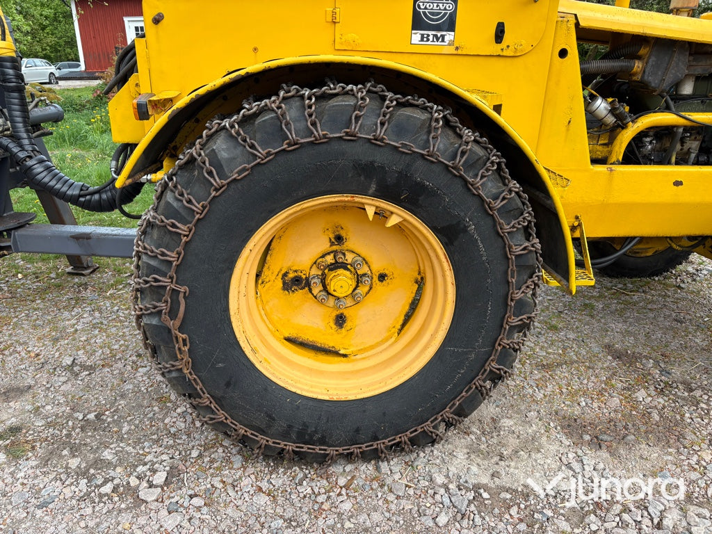 Traktor - Volvo BM 675 med Mowi 250 skogsvagn och kran