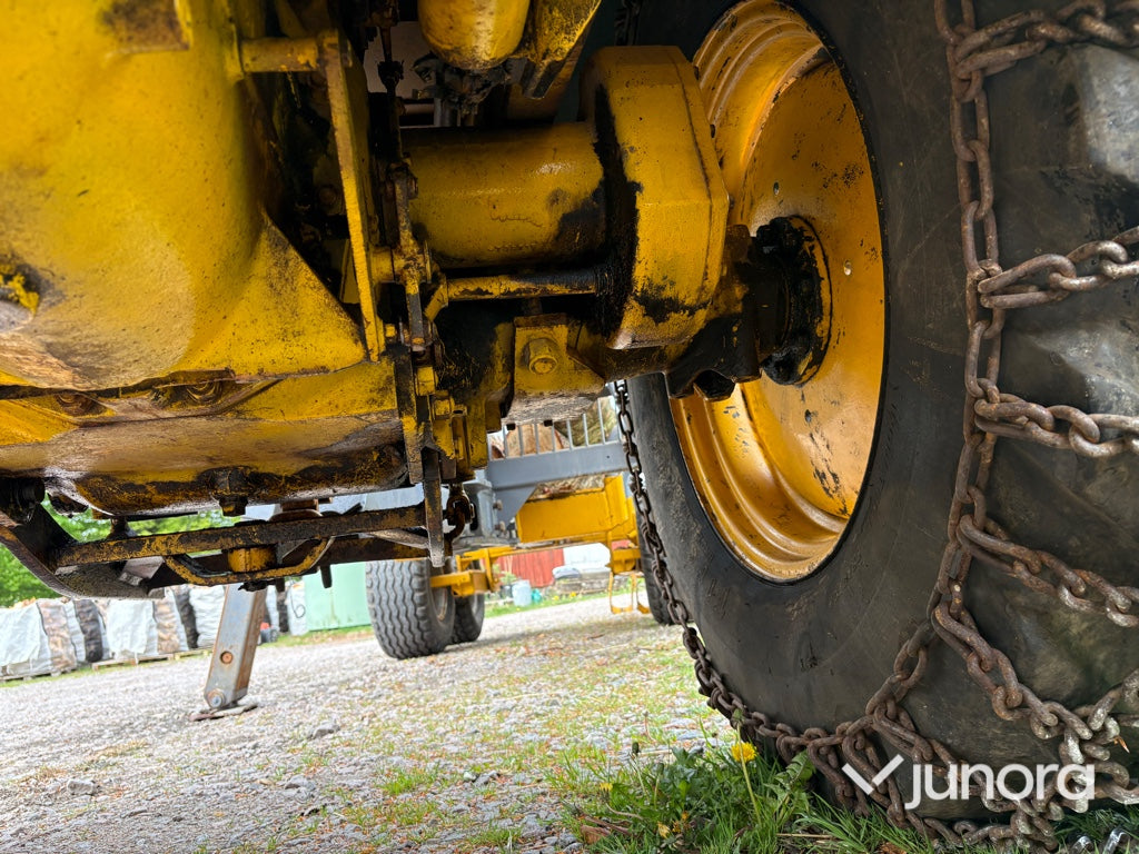 Traktor - Volvo BM 675 med Mowi 250 skogsvagn och kran