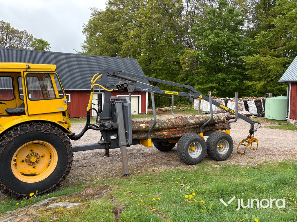 Traktor - Volvo BM 675 med Mowi 250 skogsvagn och kran