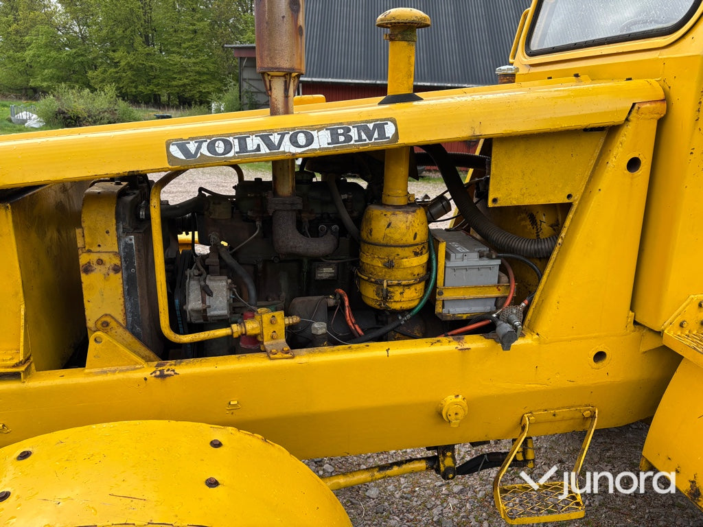 Traktor - Volvo BM 675 med Mowi 250 skogsvagn och kran